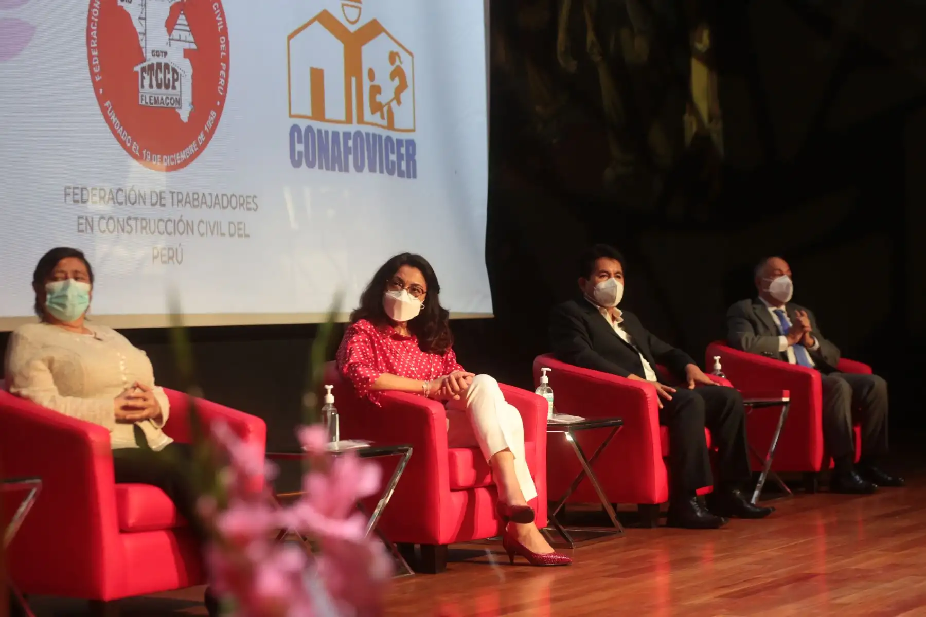 La Presidenta del Consejo de Ministros Violeta Bermúdez participa del II encuentro nacional de obreras en construcción civil, organizado por el Conafovicer, para promover el reconocimiento de los derechos de la mujer trabajadora en construcción civil.
Foto: PCM
