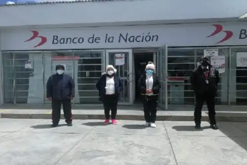 Muchas mujeres movilizadas por un gran compromiso, trabajan a diario en el Banco de la Nación para brindar atención a los clientes y usuarios.