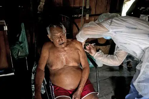 Ese número llegó al récord de 1,910 muertes el miércoles 3 de marzo y bajó hasta 1,086 el pasado domingo. Foto: AFP
