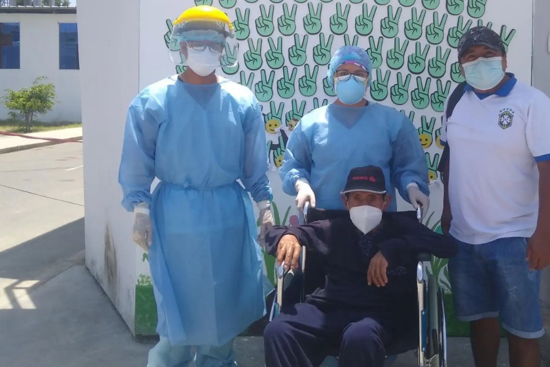 Adulto mayor recibe el alta tras vencer al coronavirus en el hospital La Caleta de Chimbote.