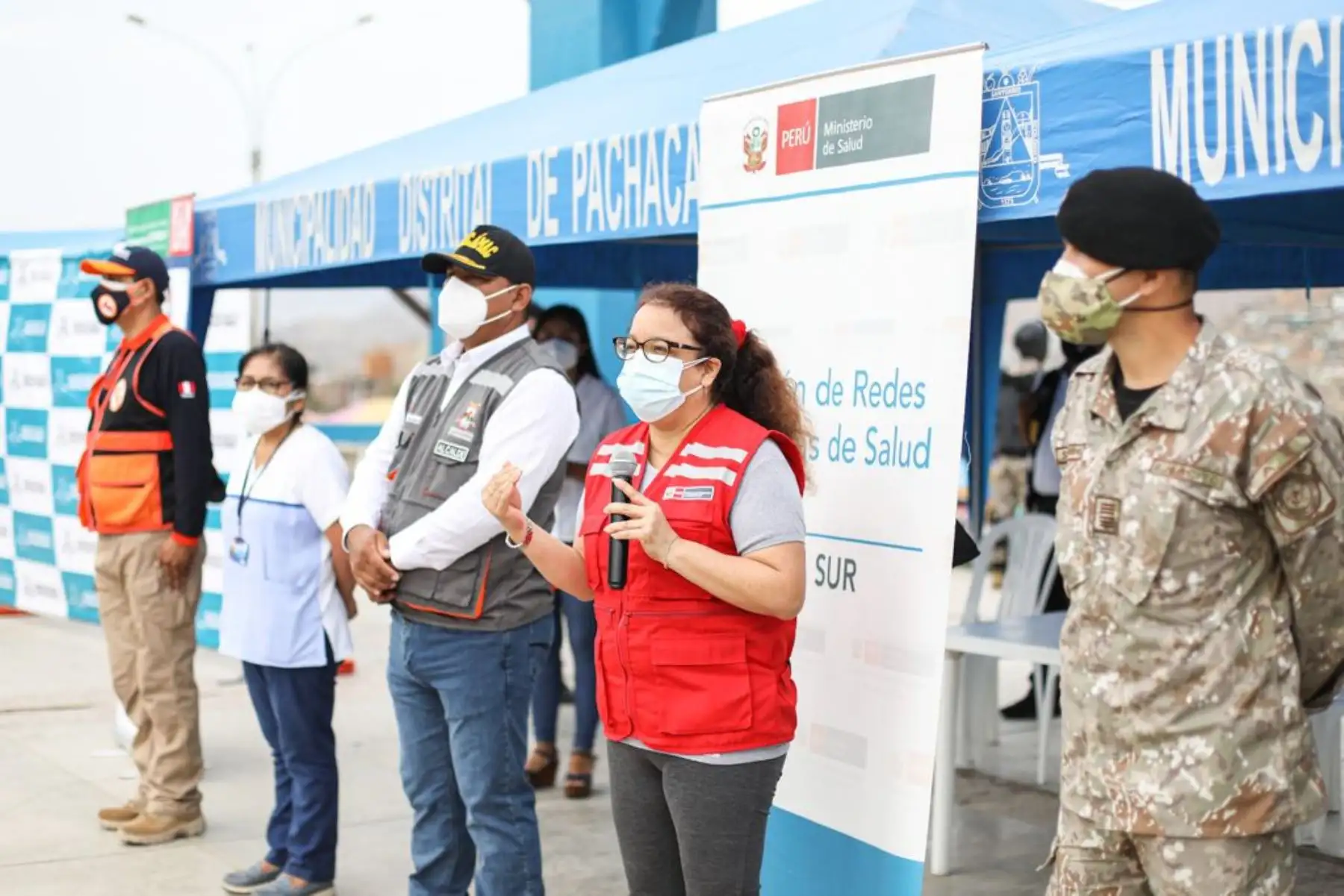 La ministra de Desarrollo e Inclusión Social, Silvana Vargas, junto a representantes del Minsa, Mindef, Indeci, el CCFFA y la Policía Nacional; patricipó en un nuevo operativo Tayta realizado en el distrito de Pachacámac. Foto: ANDINA/Midis
