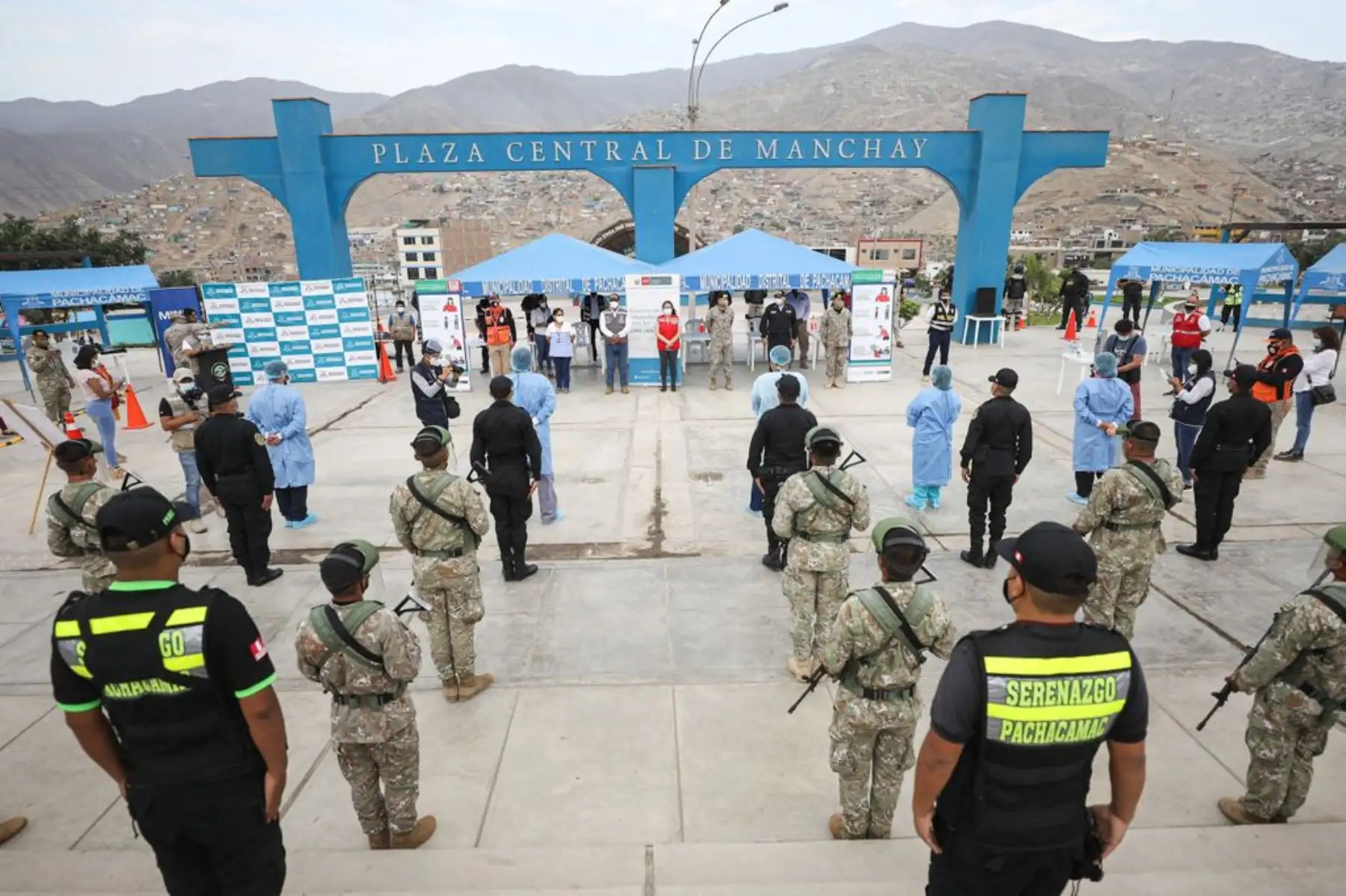 La ministra de Desarrollo e Inclusión Social, Silvana Vargas, junto a representantes del Minsa, Mindef, Indeci, el CCFFA y la Policía Nacional; patricipó en un nuevo operativo Tayta realizado en el distrito de Pachacámac. Foto: ANDINA/Midis