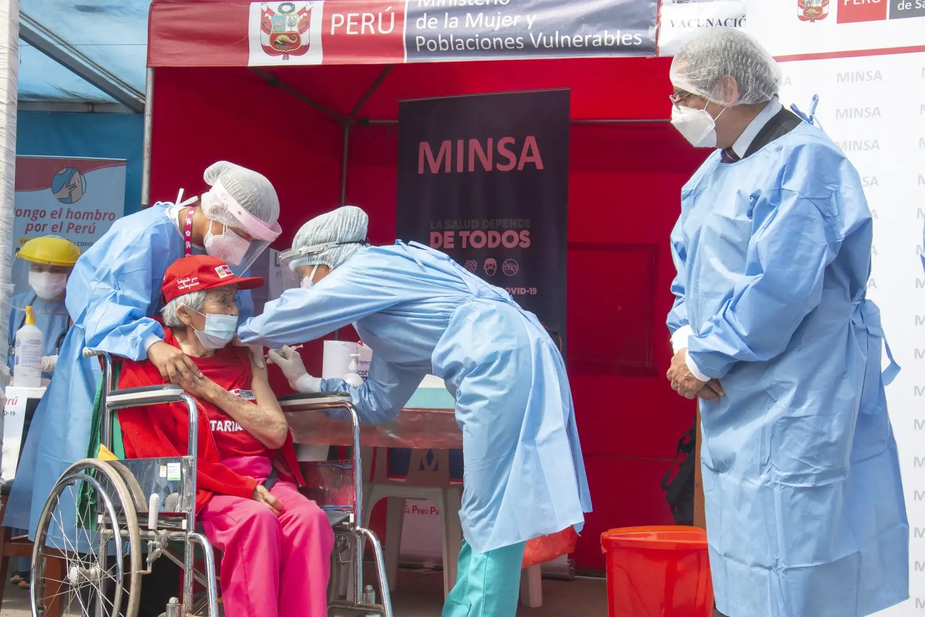 El ministro de Salud, Oscar Ugarte, junto a la ministra de la Mujer y Poblaciones Vulnerables, Silvia Loli, supervisan inicio de vacunación contra la covid-19 en adultos mayores que se desarrolló en albergue “Virgen del Carmen” del Inabif, en Lince. Foto: ANDINA/Minsa