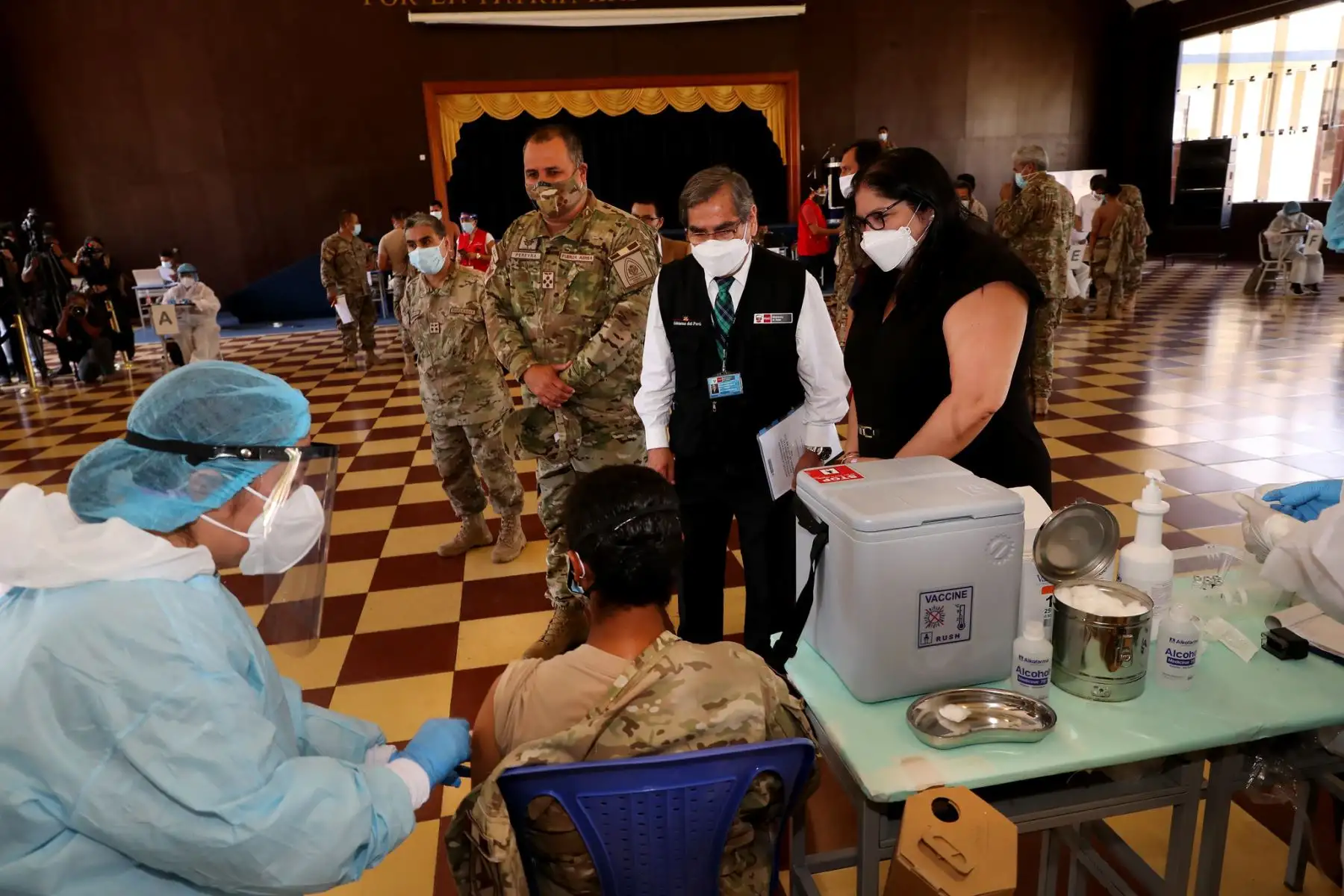 Ministra Nuria Esparch supervisó inicio de vacunación en las Fuerzas Armadas.