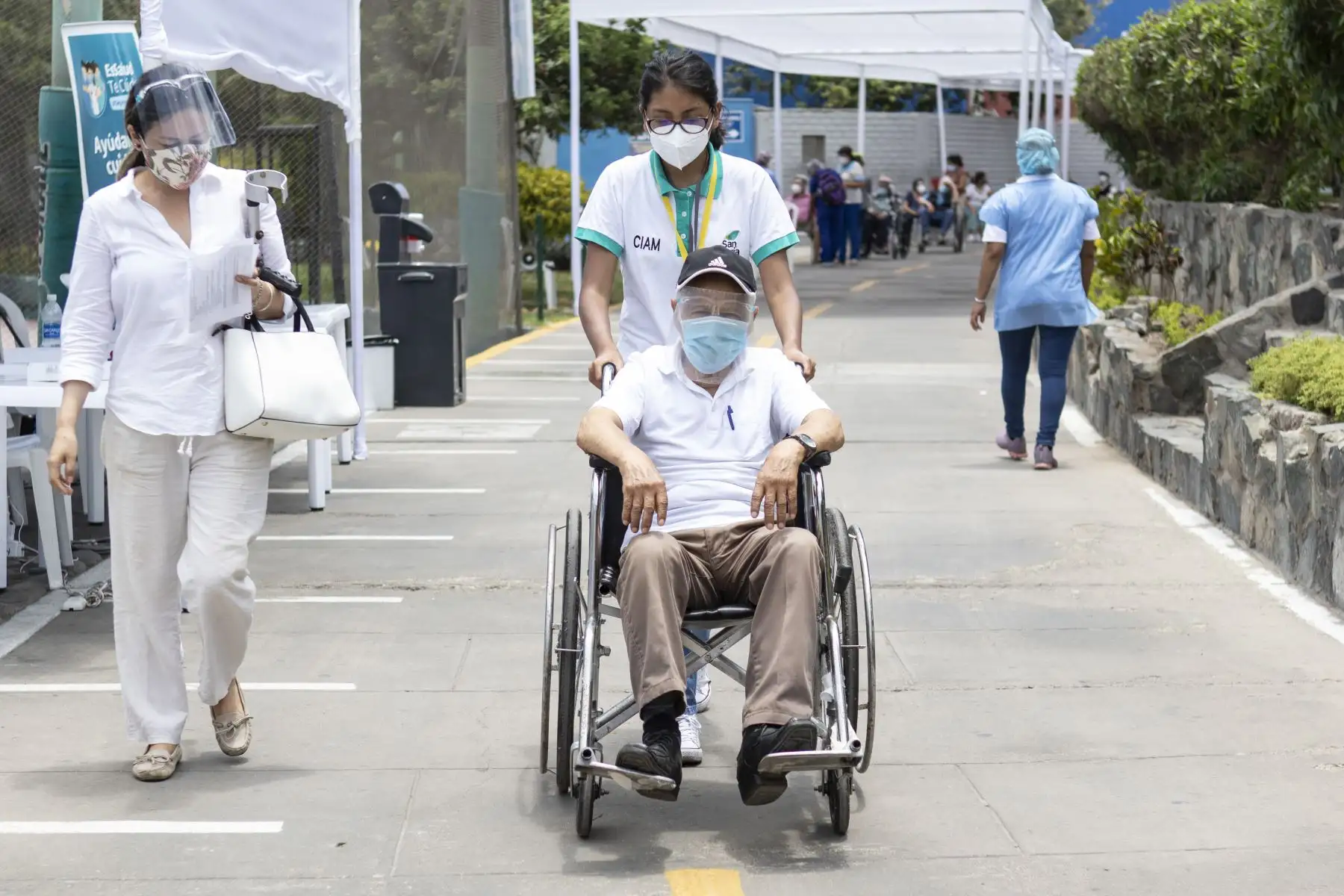 EsSalud inició la vacunación a los asegurados mayores de 85 años que no están inscritos en Padomi y que pueden movilizarse por cuenta propia sin ninguna dificultad. Ellos recibieron una dosis de la vacuna Pfizer y la vacunación se realizó en el Polideportivo San Borja. Foto: ANDINA/Jhonel Rodríguez Robles
