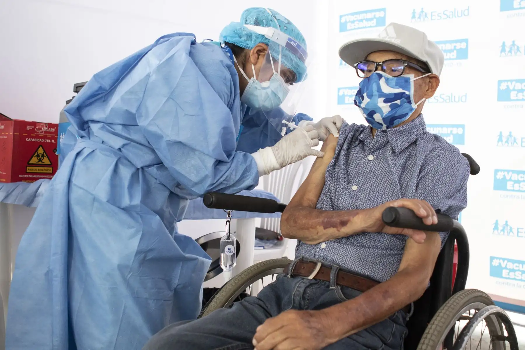 EsSalud inició la vacunación a los asegurados mayores de 85 años que no están inscritos en Padomi y que pueden movilizarse por cuenta propia sin ninguna dificultad. Ellos recibieron una dosis de la vacuna Pfizer y la vacunación se realizó en el Polideportivo San Borja. Foto: ANDINA/Jhonel Rodríguez Robles