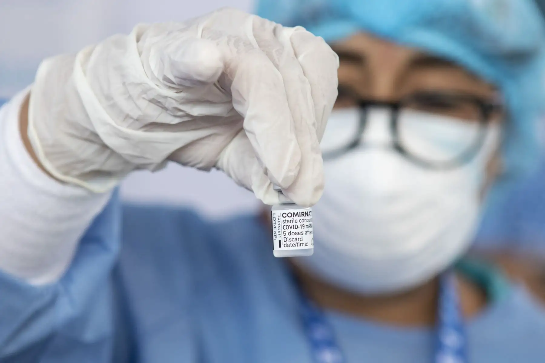 EsSalud inició la vacunación a los asegurados mayores de 85 años que no están inscritos en Padomi y que pueden movilizarse por cuenta propia sin ninguna dificultad. Ellos recibieron una dosis de la vacuna Pfizer y la vacunación se realizó en el Polideportivo San Borja. Foto: ANDINA/Jhonel Rodríguez Robles