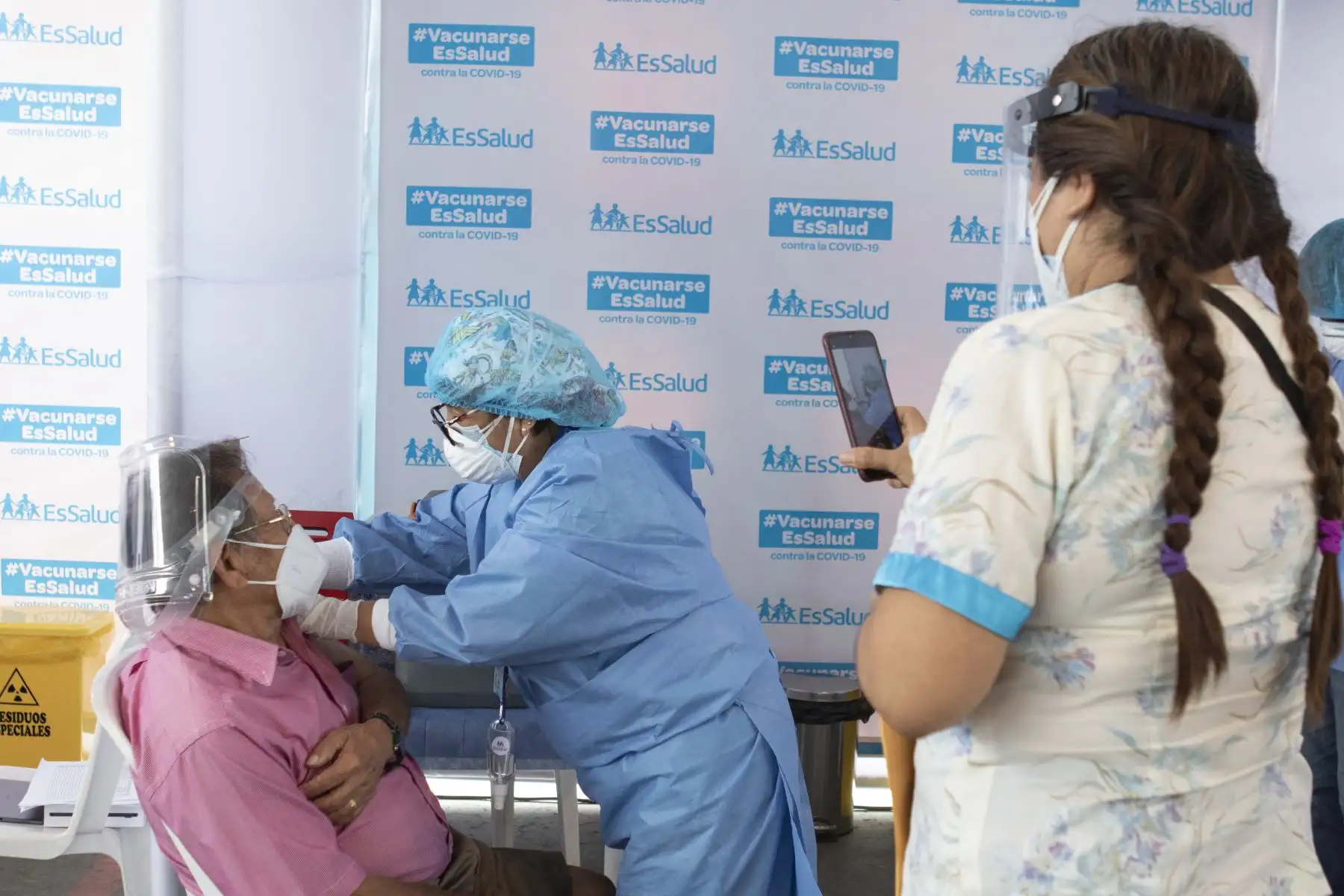 EsSalud inició la vacunación a los asegurados mayores de 85 años que no están inscritos en Padomi y que pueden movilizarse por cuenta propia sin ninguna dificultad. Ellos recibieron una dosis de la vacuna Pfizer y la vacunación se realizó en el Polideportivo San Borja. Foto: ANDINA/Jhonel Rodríguez Robles