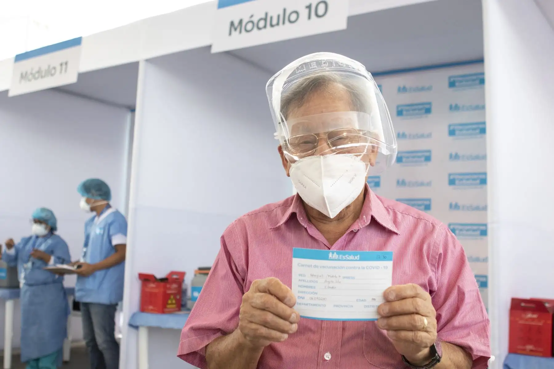 Don Claudio Angulo Silva de 88 años muestra contento su cartilla de vacunación tras recibir una dosis de la vacuna Pfizer. EsSalud inició la vacunación a los asegurados mayores de 85 años que no están inscritos en Padomi y que pueden movilizarse por cuenta propia sin ninguna dificultad. Foto: ANDINA/Jhonel Rodríguez Robles