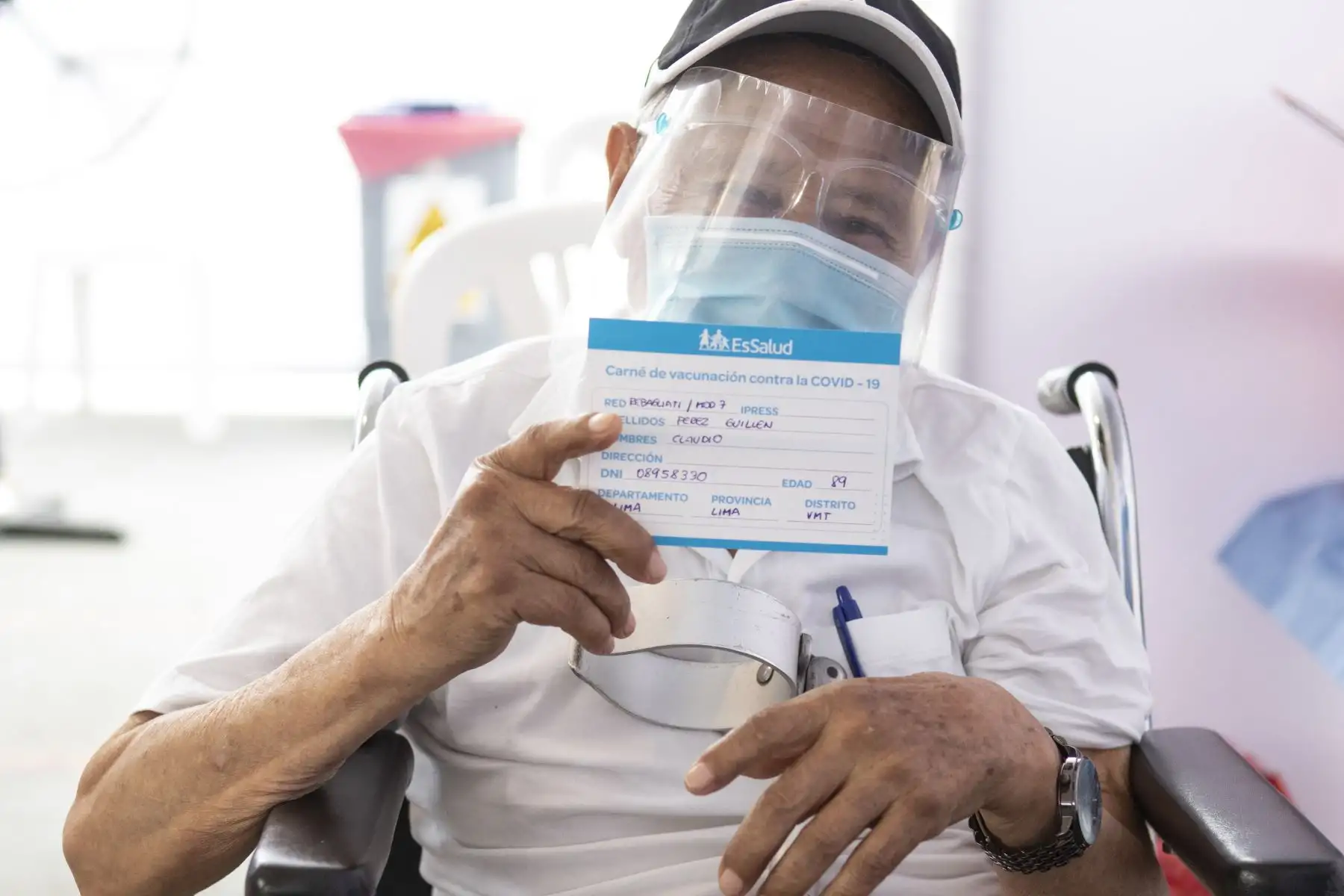 Don Claudio Pérez Guillén de 89 años muestra su cartilla de vacunación luego de recibir una dosis de la vacuna Pfizer. EsSalud inició la vacunación a los asegurados mayores de 85 años que no están inscritos en Padomi y que pueden movilizarse por cuenta propia sin ninguna dificultad. Foto: ANDINA/Jhonel Rodríguez Robles