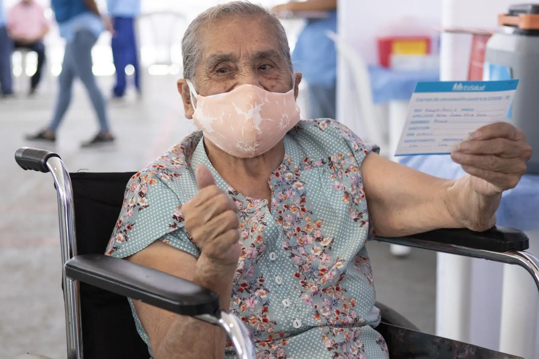 Doña Bernabé Salinas de 89 años muestra su cartilla de vacunación tras recibir una dosis de la vacuna Pfizer. EsSalud inició la vacunación a los asegurados mayores de 85 años que no están inscritos en Padomi y que pueden movilizarse por cuenta propia sin ninguna dificultad. Foto: ANDINA/Jhonel Rodríguez Robles