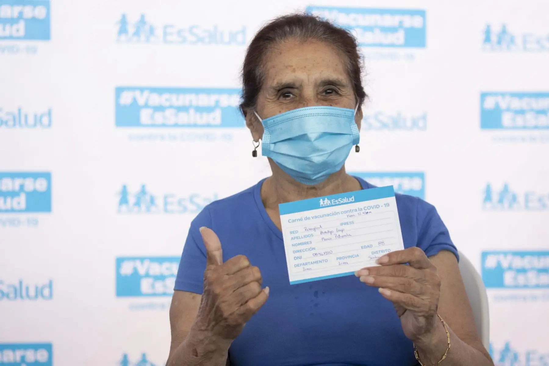 Doña María Hidalgo Gago de 88 años muestra su cartilla de vacunación tras recibir una dosis de la vacuna Pfizer. EsSalud inició la vacunación a los asegurados mayores de 85 años que no están inscritos en Padomi y que pueden movilizarse por cuenta propia sin ninguna dificultad. Foto: ANDINA/Jhonel Rodríguez Robles