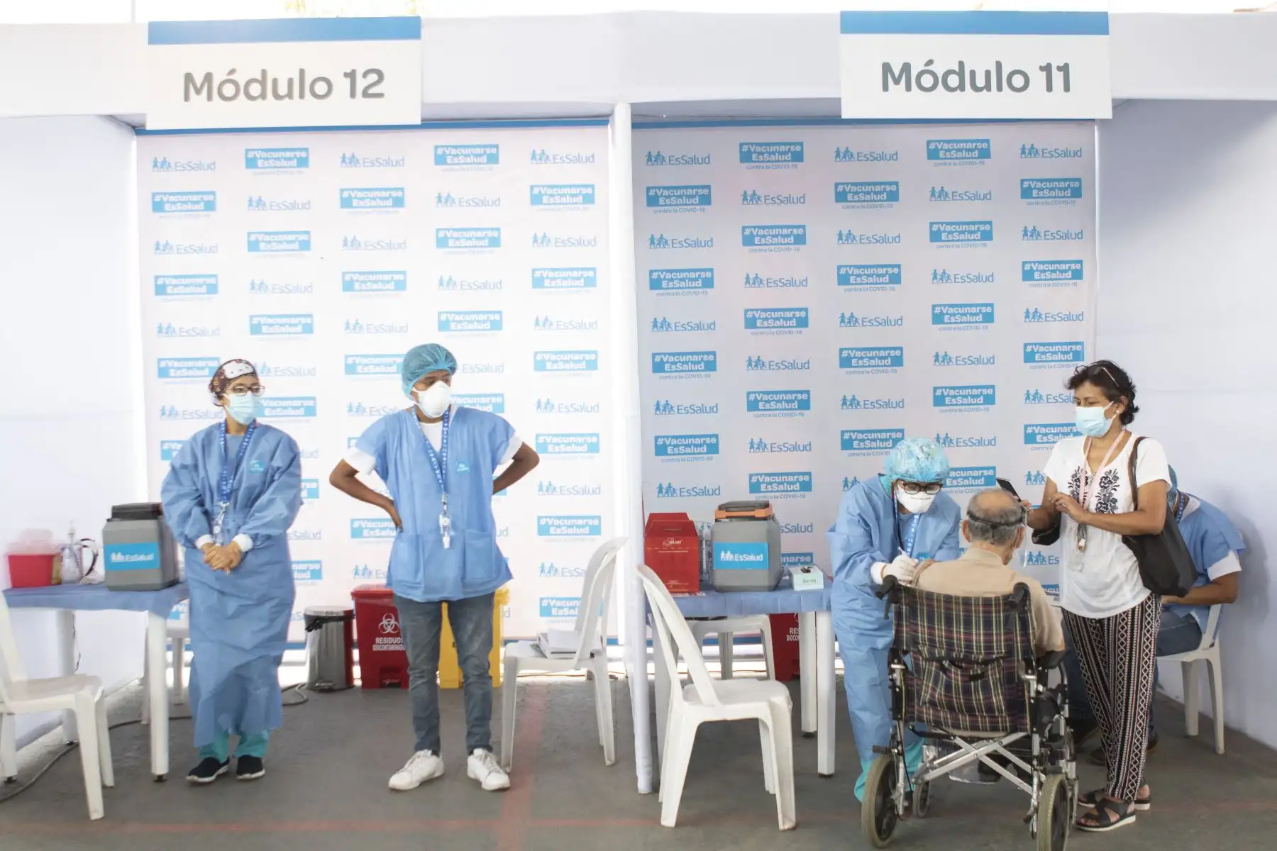 EsSalud inició la vacunación a los asegurados mayores de 85 años que no están inscritos en Padomi y que pueden movilizarse por cuenta propia sin ninguna dificultad. Ellos recibieron una dosis de la vacuna Pfizer y la vacunación se realizó en el Polideportivo San Borja. Foto: ANDINA/Jhonel Rodríguez Robles