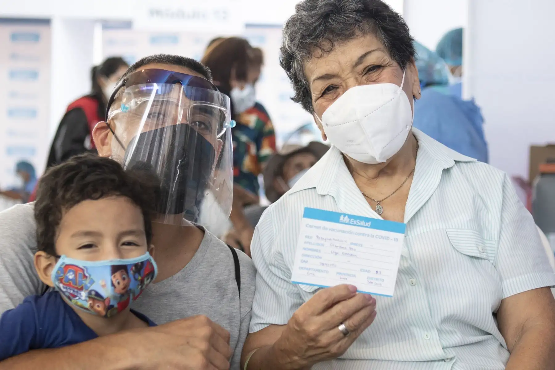 Doña Olga Olaechea Veliz de 87 años se muestra feliz junto a su hijo y su nieto tras recibir una dosis de la vacuna Pfizer. EsSalud inició la vacunación a los asegurados mayores de 85 años que no están inscritos en Padomi y que pueden movilizarse por cuenta propia sin ninguna dificultad. Foto: ANDINA/Jhonel Rodríguez Robles