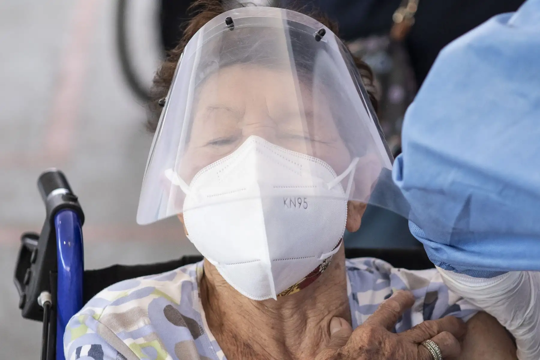 EsSalud inició la vacunación a los asegurados mayores de 85 años que no están inscritos en Padomi y que pueden movilizarse por cuenta propia sin ninguna dificultad. Ellos recibieron una dosis de la vacuna Pfizer y la vacunación se realizó en el Polideportivo San Borja. Foto: ANDINA/Jhonel Rodríguez Robles