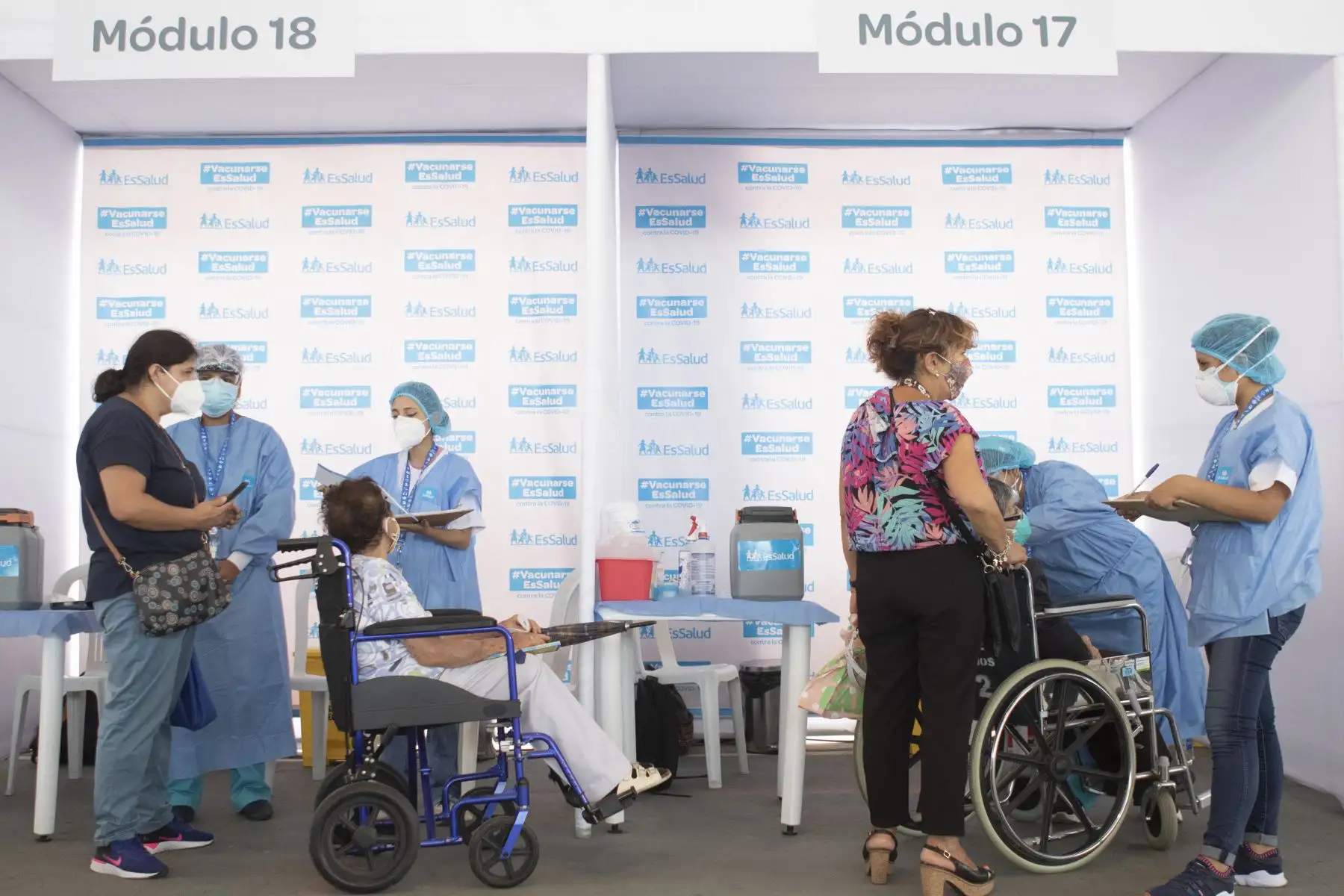 EsSalud inició la vacunación a los asegurados mayores de 85 años que no están inscritos en Padomi y que pueden movilizarse por cuenta propia sin ninguna dificultad. Ellos recibieron una dosis de la vacuna Pfizer y la vacunación se realizó en el Polideportivo San Borja. Foto: ANDINA/Jhonel Rodríguez Robles