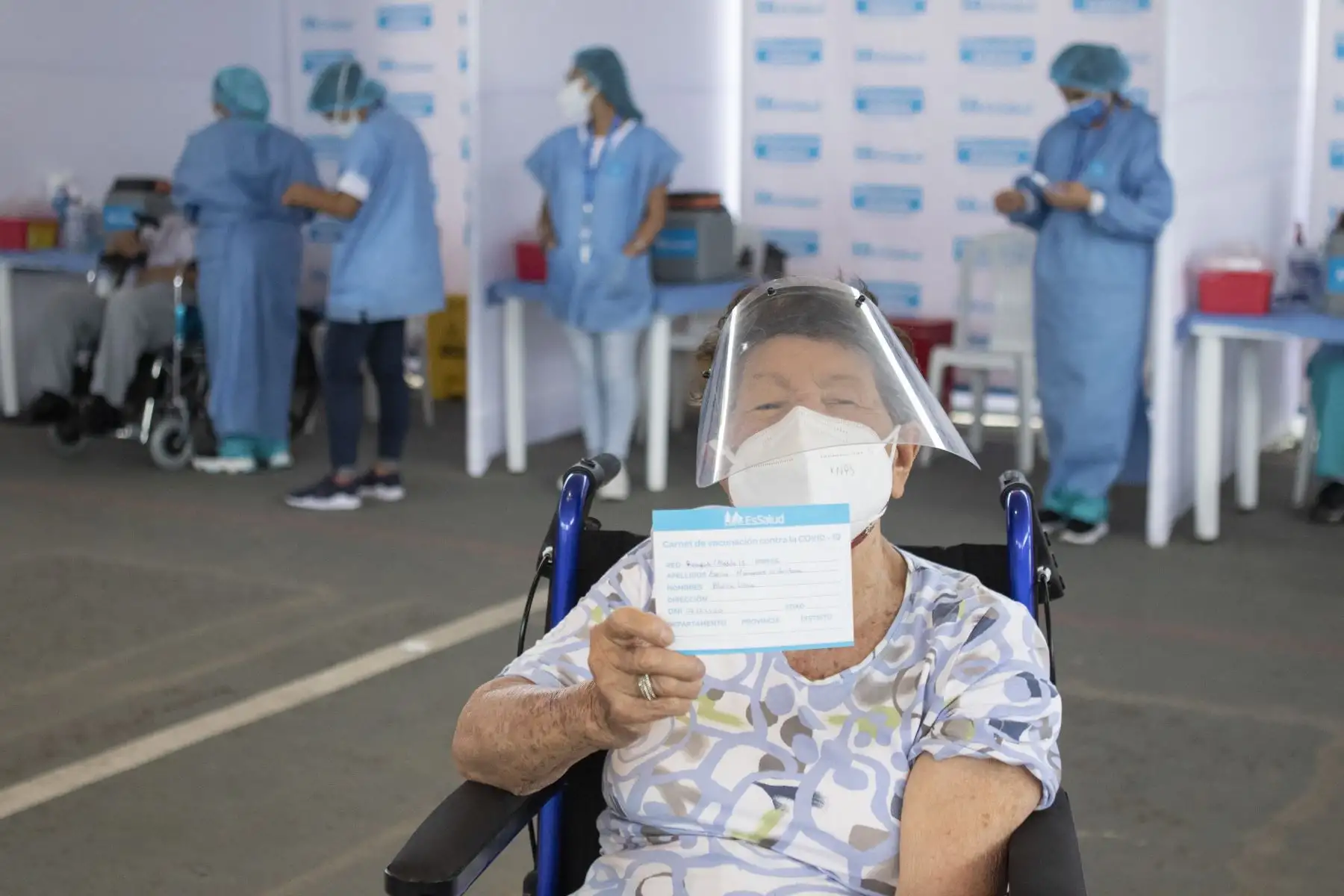 Doña Blanca Espinal Hernández de Quintana muestra su cartilla de vacunación tras recibir una dosis de la vacuna Pfizer. EsSalud inició la vacunación a los asegurados mayores de 85 años que no están inscritos en Padomi y que pueden movilizarse por cuenta propia sin ninguna dificultad. Foto: ANDINA/Jhonel Rodríguez Robles