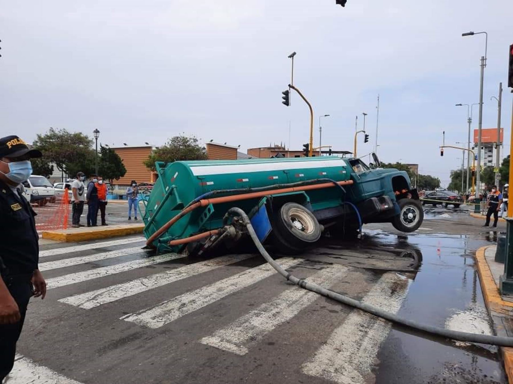 Camión cisterna se hunde en pleno centro de la ciudad de Trujillo, en La Libertad. ANDINA/Difusión