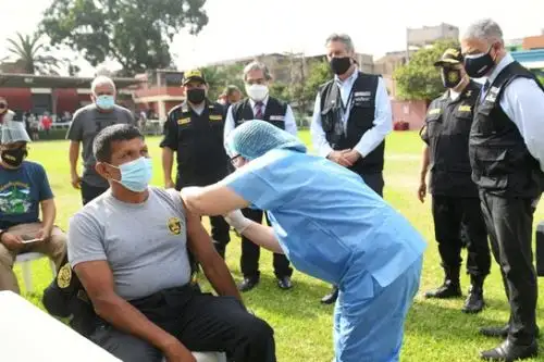 Coronavirus: policías de distintas unidades operativas son vacunados. Foto: ANDINA/Difusión.