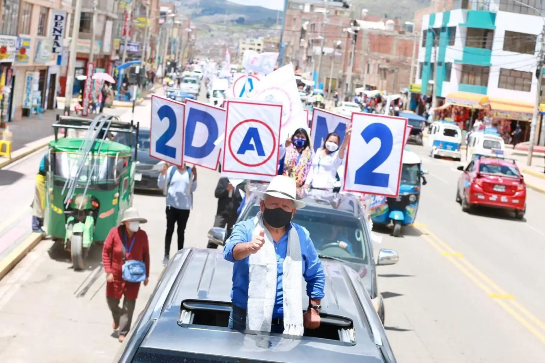 César Acuña durante su visita en Puno.