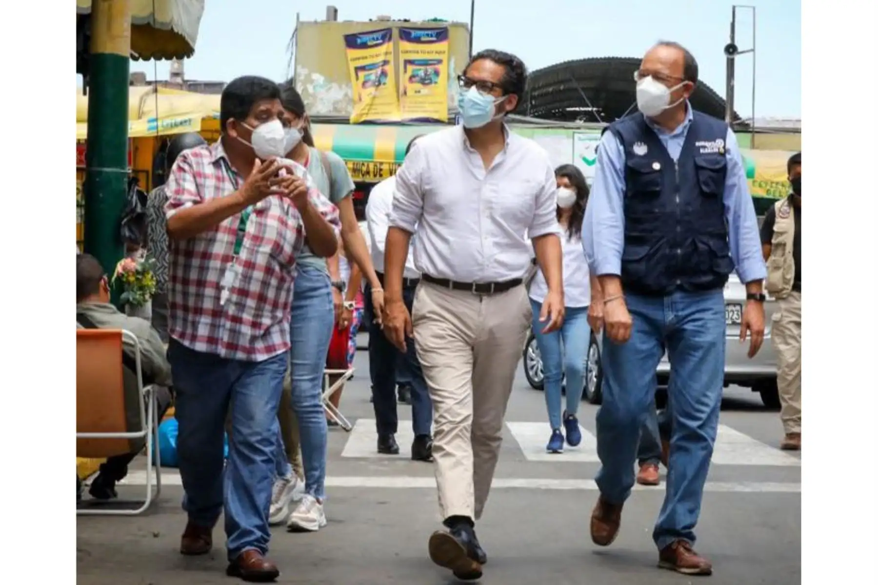 El ministro de la Producción, José Luis Chicoma, visita el Mercado N°2 de Surquillo, junto al alcalde Giancarlo Casassa, para supervisar el cumplimiento del aforo y de los protocolos de bioseguridad contra la covid-19.
Foto: Ministerio de la Producción