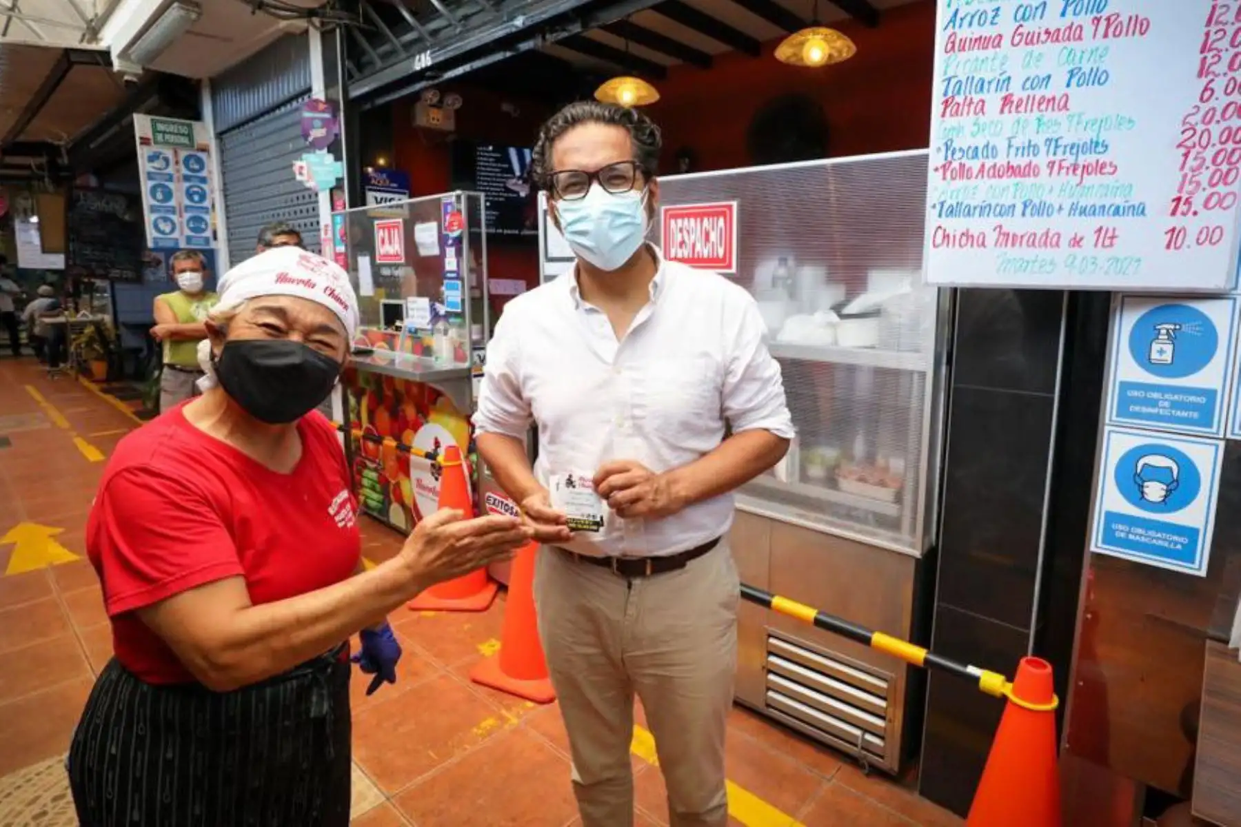 El ministro de la Producción, José Luis Chicoma, visita el Mercado N°2 de Surquillo, junto al alcalde Giancarlo Casassa, para supervisar el cumplimiento del aforo y de los protocolos de bioseguridad contra la covid-19.
Foto: Ministerio de la Producción