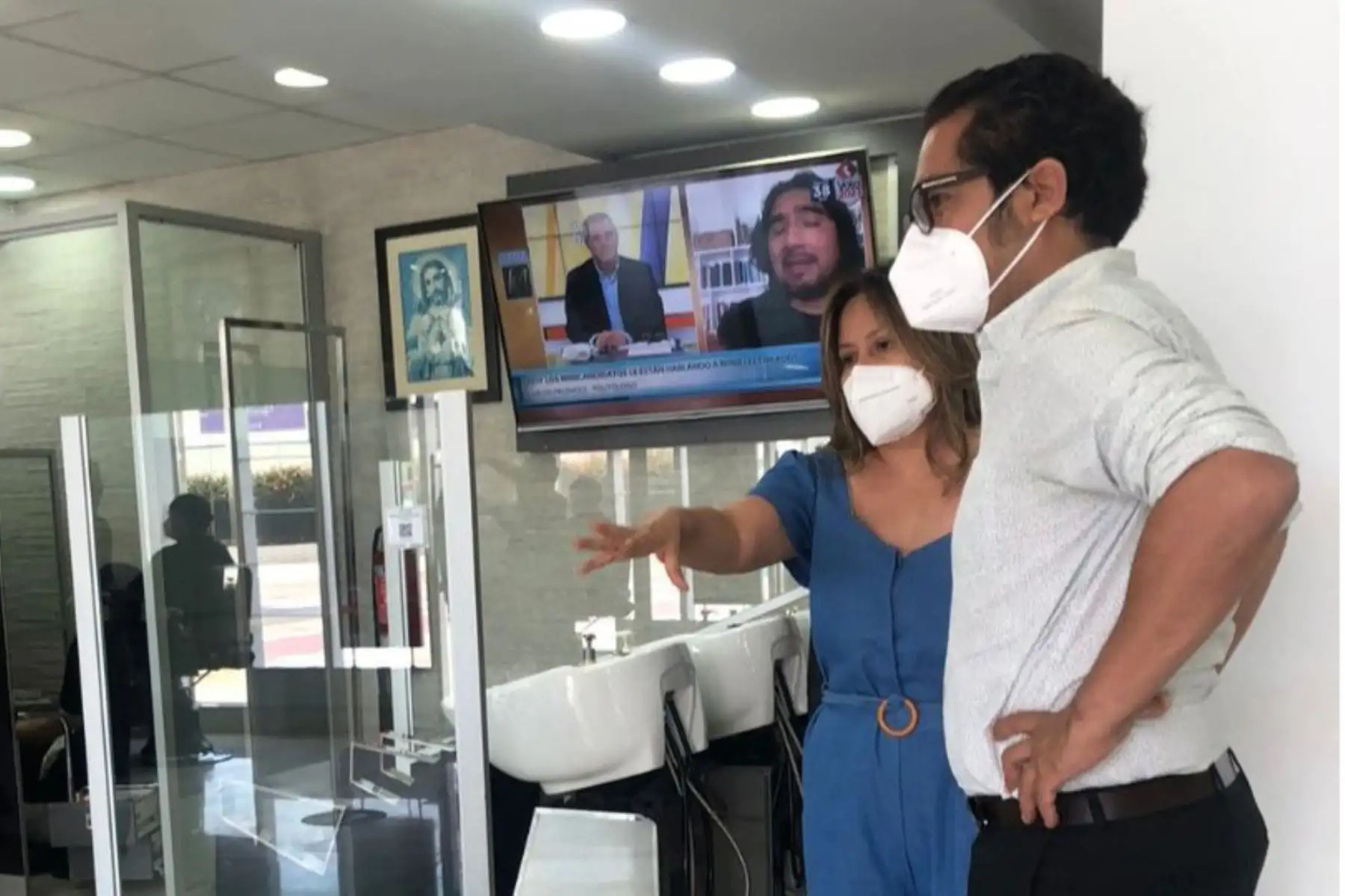 El ministro de la Producción, José Luis Chicoma, visita las instalaciones de la peluquería Las Vegas, donde constató la implementación de los protocolos de bioseguridad contra la covid-19 para una atención segura al público en general.
Foto: Ministerio de la Producción