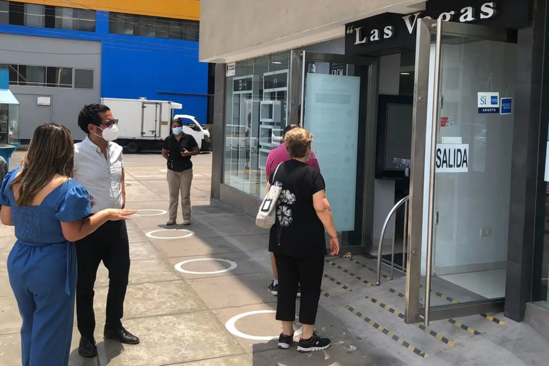 El ministro de la Producción, José Luis Chicoma, visita las instalaciones de la peluquería Las Vegas, donde constató la implementación de los protocolos de bioseguridad contra la covid-19 para una atención segura al público en general.
Foto: Ministerio de la Producción