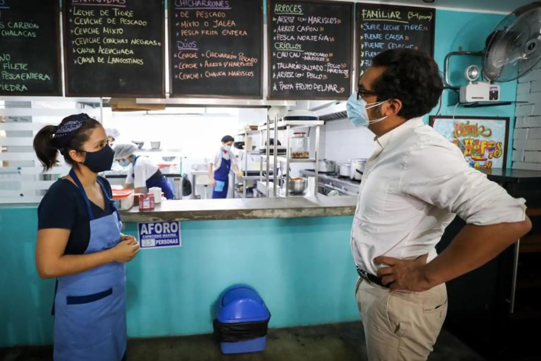 El ministro de la Producción, José Luis Chicoma visita el restaurante Populacho en Villa María del Triunfo donde verificó la atención que se brinda, cumpliendo con el aforo permitido y los protocolos sanitarios correspondientes.
Foto: Ministerio de la Producción