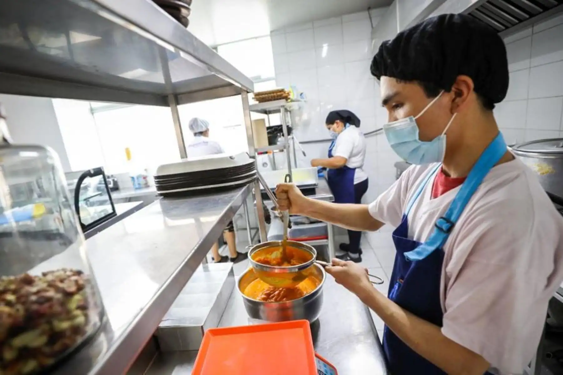El ministro de la Producción, José Luis Chicoma visita el restaurante Populacho en Villa María del Triunfo donde verificó la atención que se brinda, cumpliendo con el aforo permitido y los protocolos sanitarios correspondientes.
Foto: Ministerio de la Producción