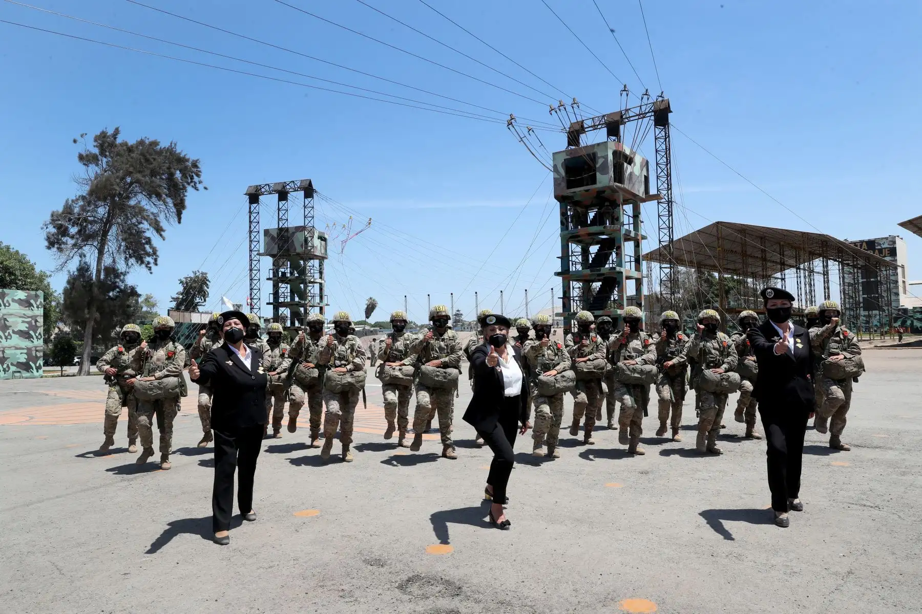 Tres audaces integrantes de la promoción Micaela Bastidas de la Escuela de Paracaidistas del Ejército. Foto: ANDINA/Mindef