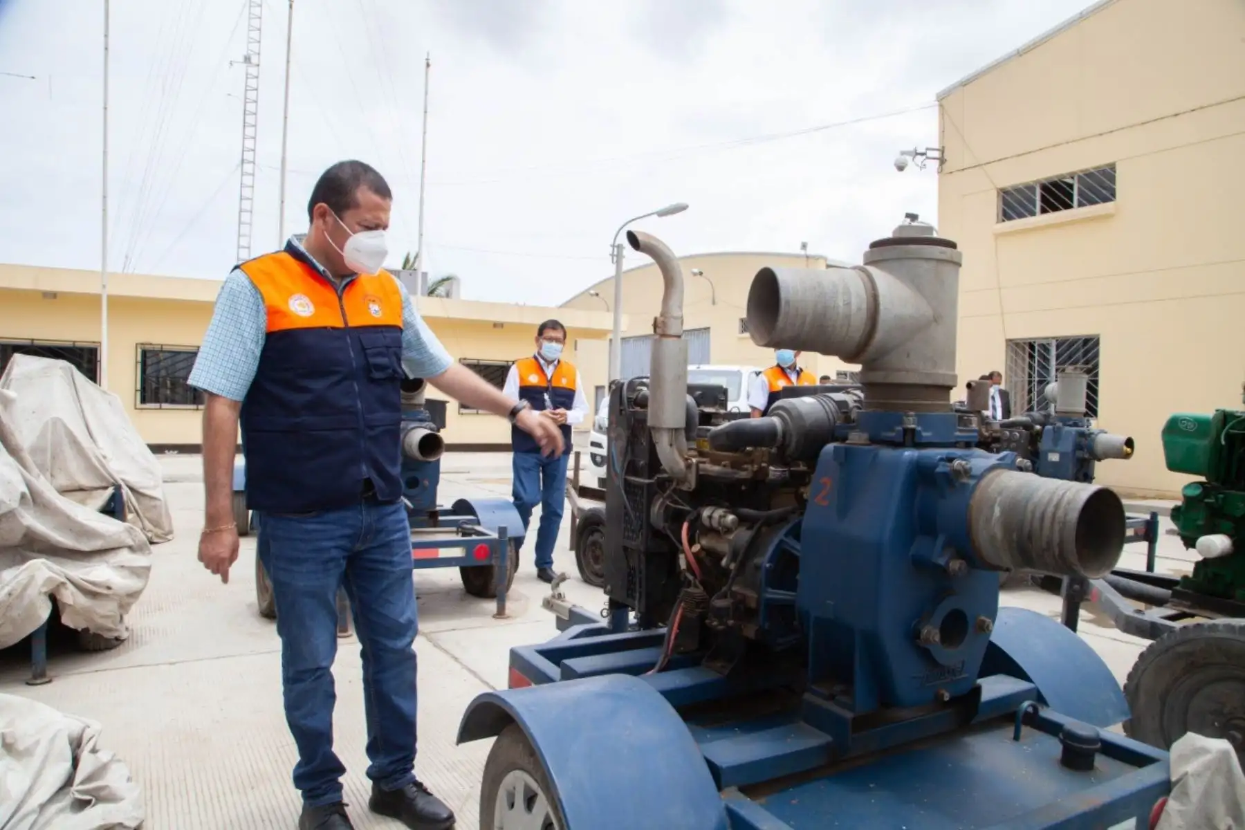 Gobernador regional Luis Díaz Bravo revisa una de las motobombas que llegarán a los distritos de Lambayeque afectados por las lluvias.