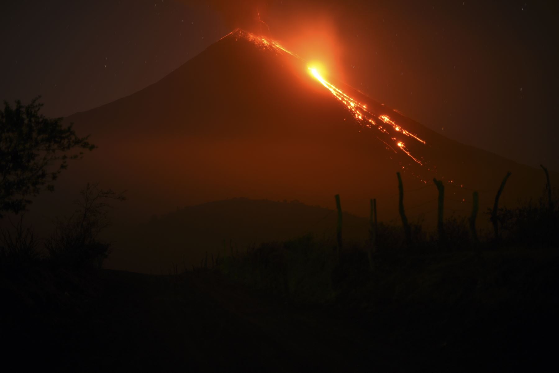 El volcán lanzó gases y se siente un "molesto" olor a azufre en el ambiente. Foto: AFP