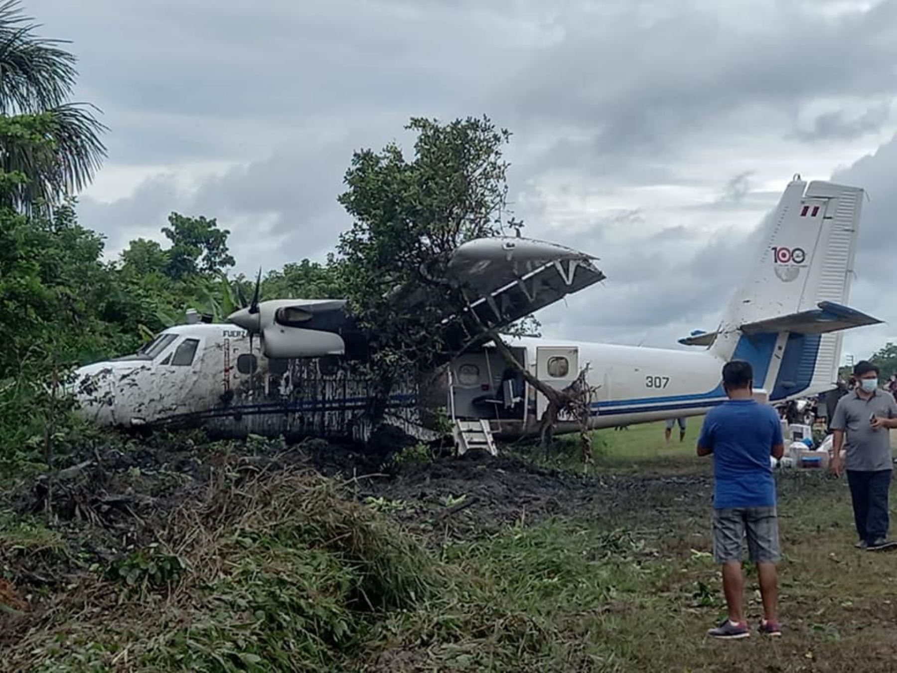 Un avión de transporte ligero de la FAP sufrió un despiste cuando aterrizaba en el aeródromo de San Lorenzo, en Loreto. Felizmente el accidente no causó daños personales.