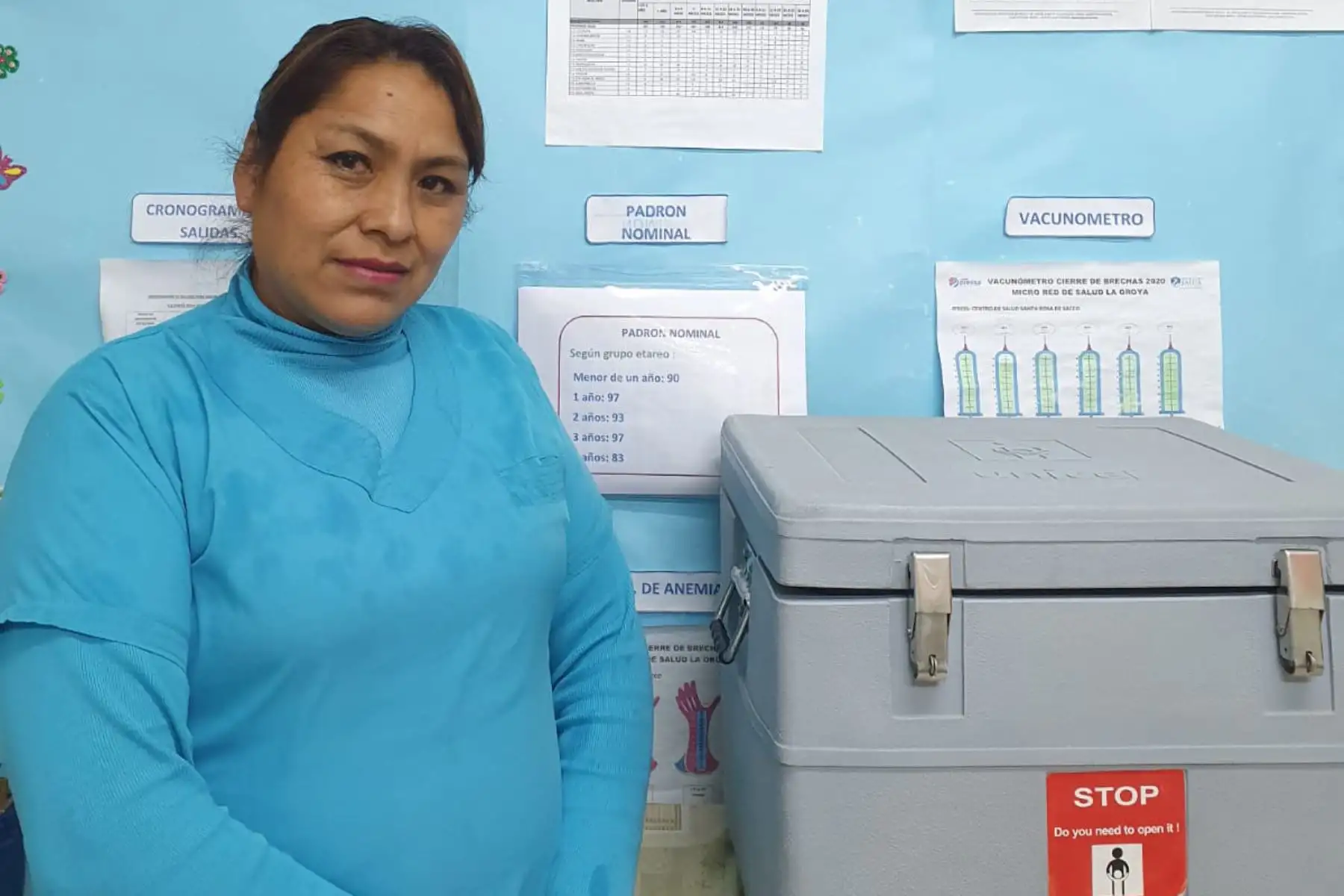 Liz Quispe Gómez tiene más de dos décadas de experiencia como enfermera de la sierra de Junín, y su vocación de orientó a vacunar a los niños y niñas menores de cinco años para salvar sus vidas. Ella se hizo conocida el 9 de febrero cuando oficialmente fue invitada a inciar el proceso de vacunación, junto con otros colegas, que aplicaron las primeras vacunas contra el covid-19 a diversas autoridades sanitarias, y al Presidente Fracisco Sagasti.   Foto: Cortesía