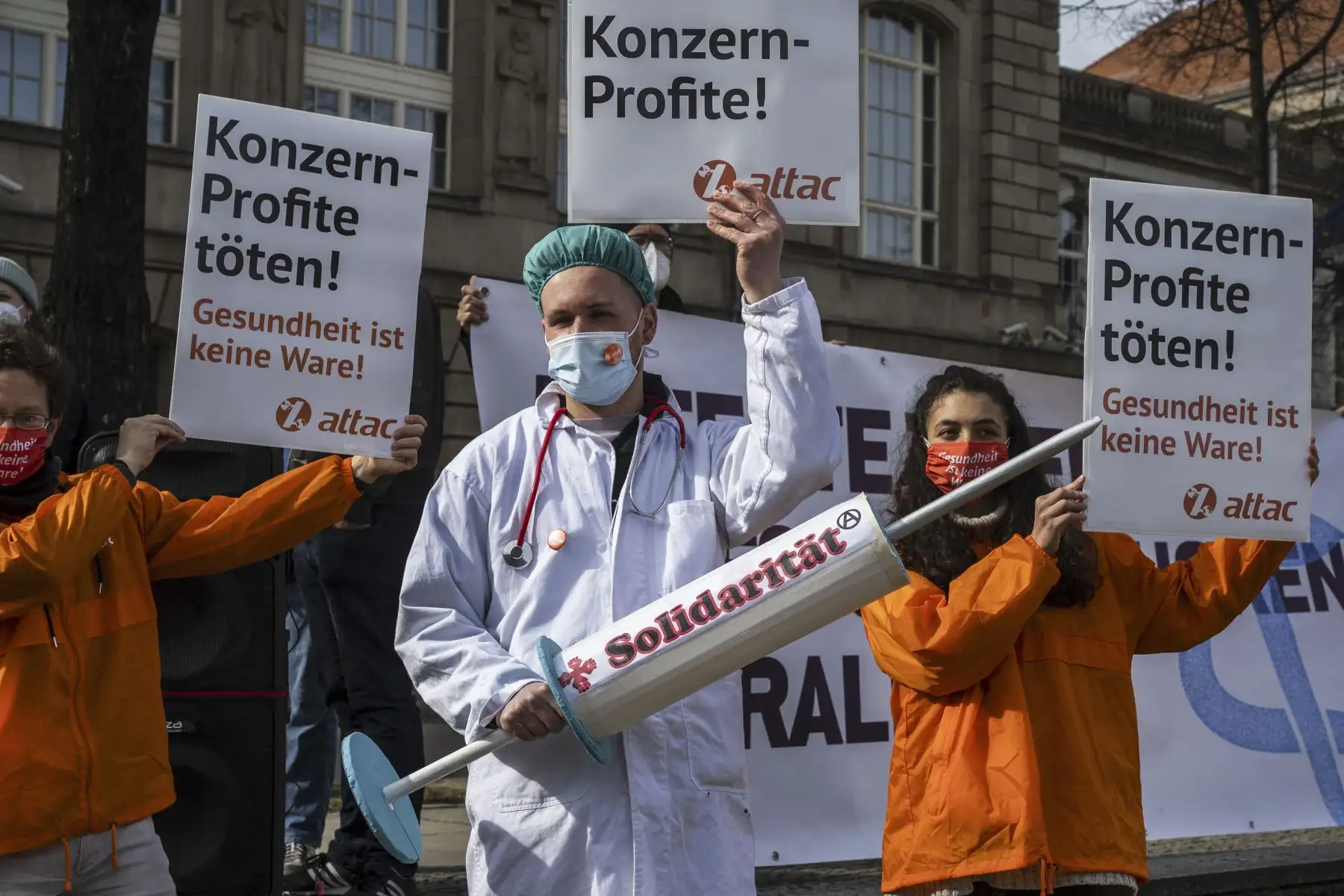 Un activista muestra una jeringa gigante con la palabra "Solidaridad" durante una manifestación frente al Ministerio de Economía en Berlín, el 10 de marzo de 2021. Foto: AFP