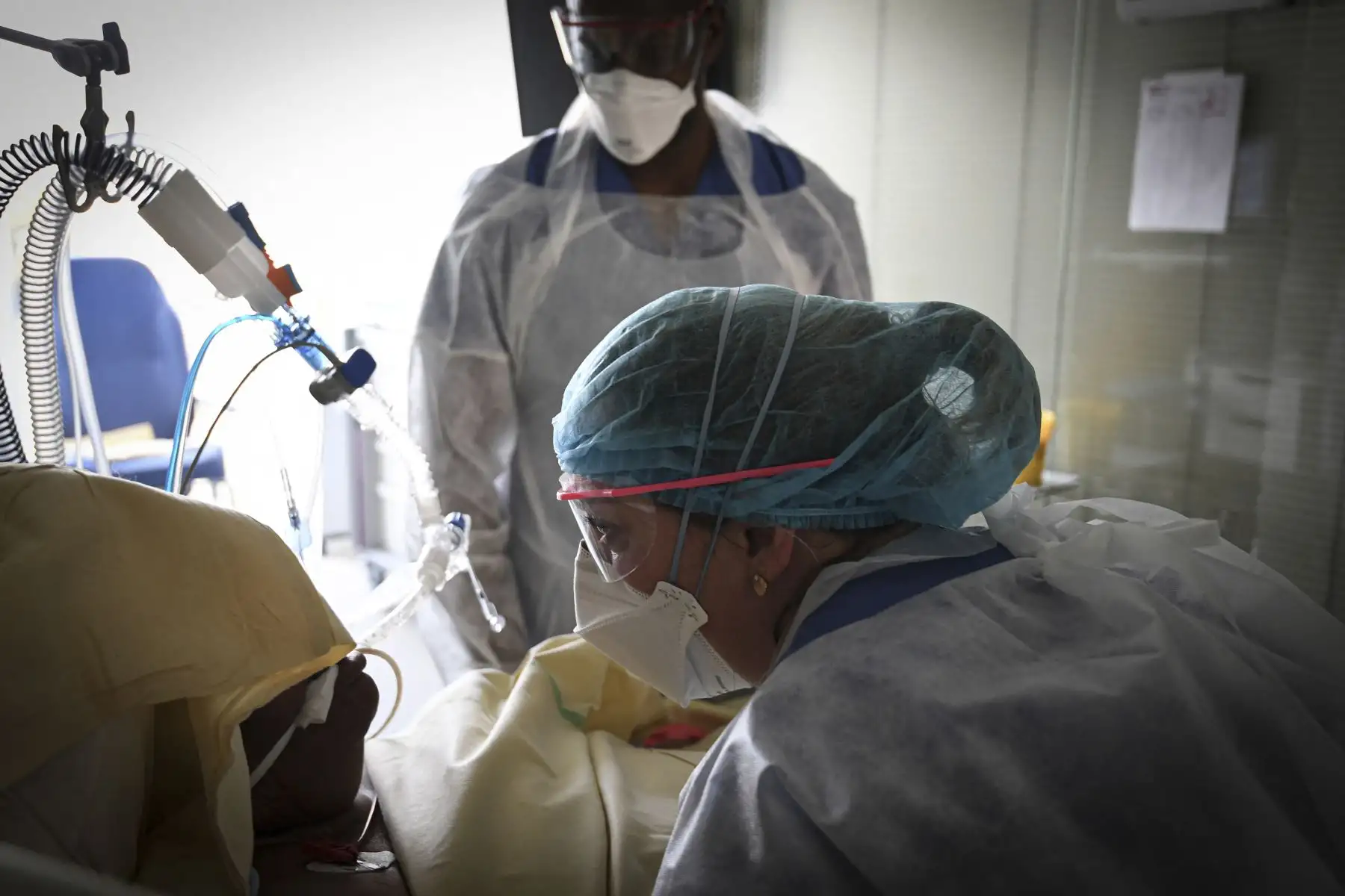 Los trabajadores médicos atienden a un paciente en la unidad de cuidados intensivos para pacientes infectados Covid-19, en el hospital AP-HP Ambroise Pare en Boulogne-Billancourt, cerca de París, en Francia. Foto: AFP