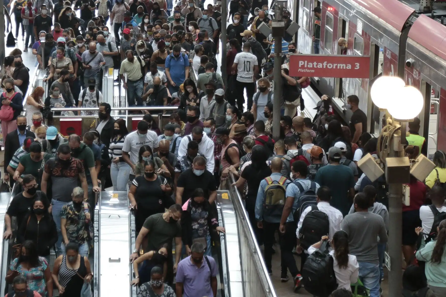 Decenas de pasajeros caminan después de desembarcar del tren en la estación de Luz en el centro de Sao Paulo, Brasil, el 5 de marzo de 2021, en medio de la pandemia del nuevo coronavirus. Foto: AFP