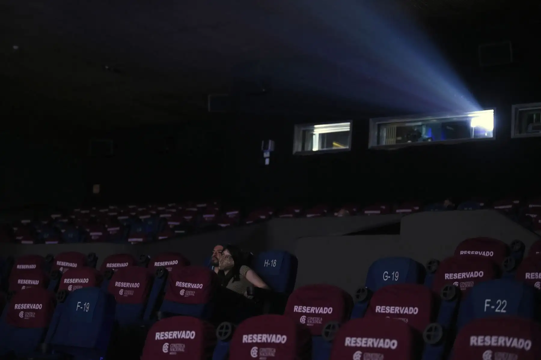 Una pareja ve una película en la Cineteca Nacional de la Ciudad de México el 4 de marzo de 2021. Foto: AFP