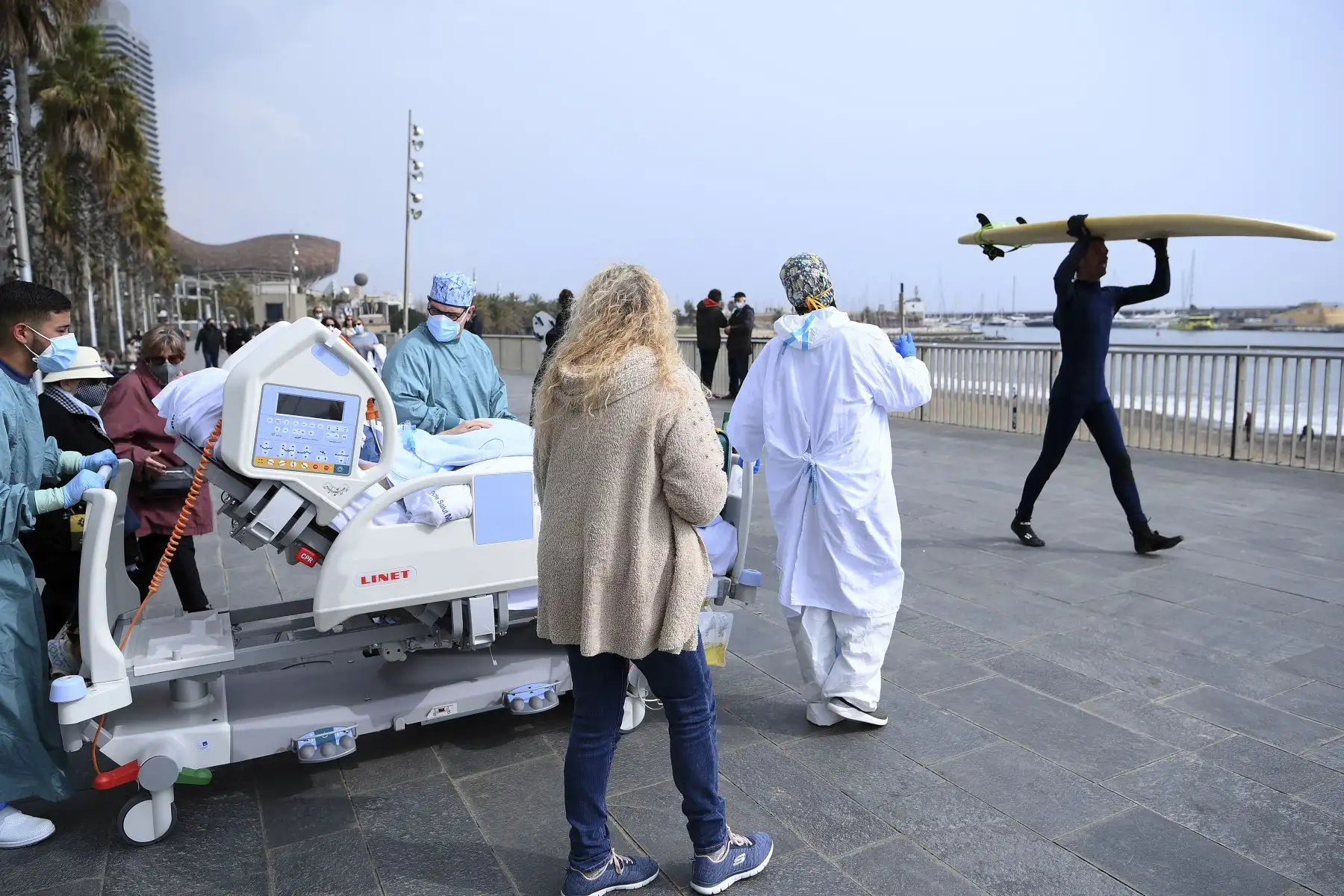El personal médico del Hospital del Mar saca a la paciente del COVID-19, Marta Pascual, de 72 años, al exterior del hospital para tomar aire fresco junto al mar, en la explanada de la playa de la Barceloneta, en Barcelona, el 4 de marzo de 2021. Foto: AFP