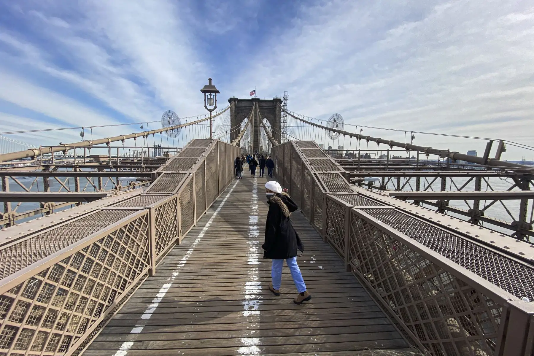 La gente visita el Puente de Brooklyn en la ciudad de Nueva York, el 26 de febrero de 2021, en medio de la pandemia del coronavirus. Foto: AFP
