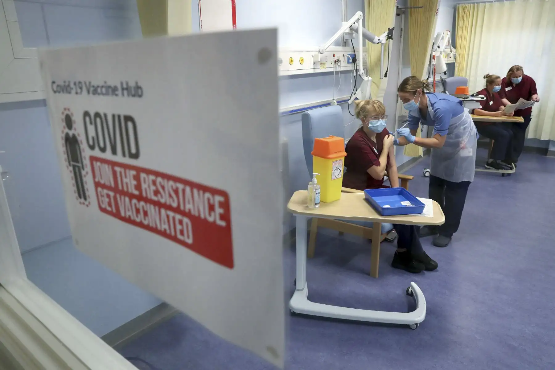 La enfermera a cargo administra la primera dosis de la vacuna Pfizer / BioNTech Covid-19 a la gerente de enfermería de la clínica Fiona Churchill, en el Western General Hospital, en Edimburgo, Escocia. Foto: AFP