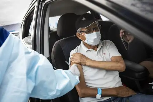 Conoce el cronograma de actualización de datos, puntos de vacunación y todo lo que debes saber sobre vacunación a adultos mayores. Foto: ANDINA/Difusión