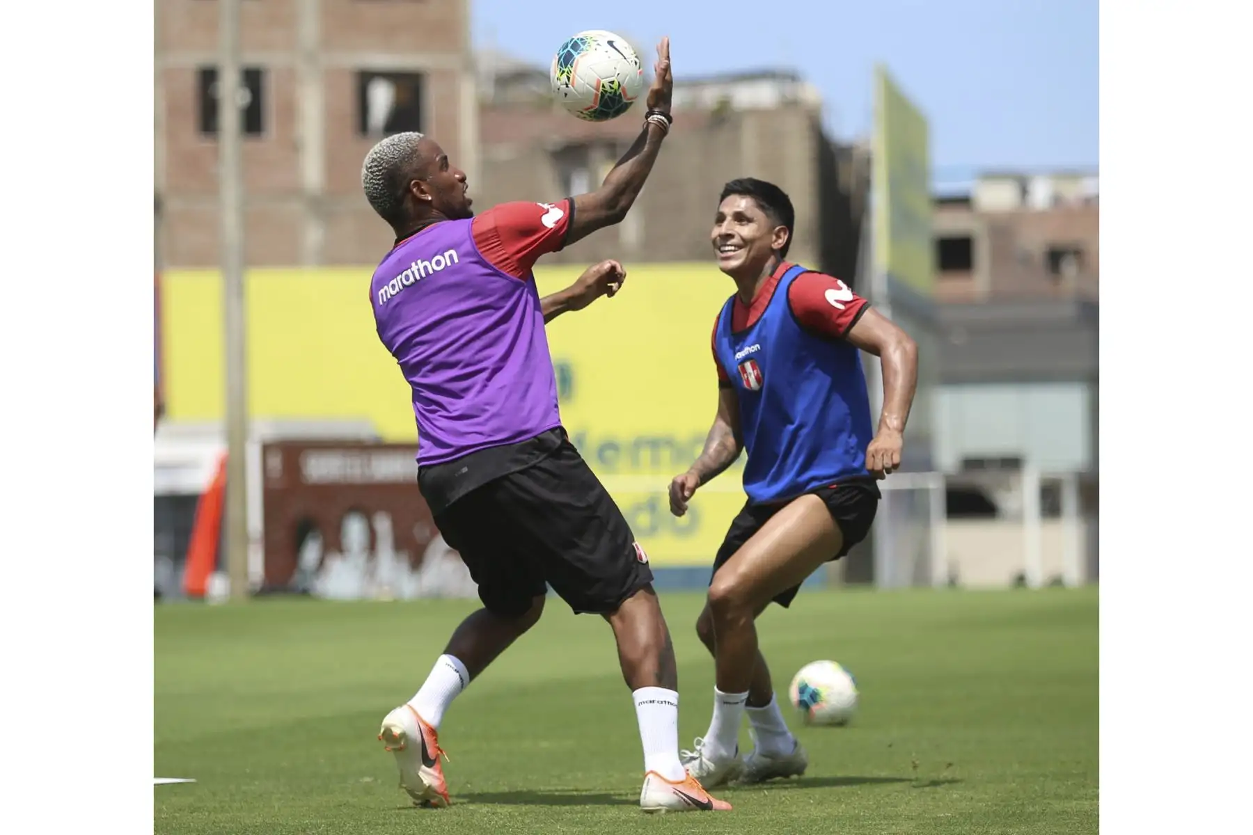 Jefferson Farfán y Raúl Ruidíaz de la Selección peruana continúan sus entrenamientos en la Videna con miras a las clasificatorias sudamericanas Catar 2022. Foto: FPF