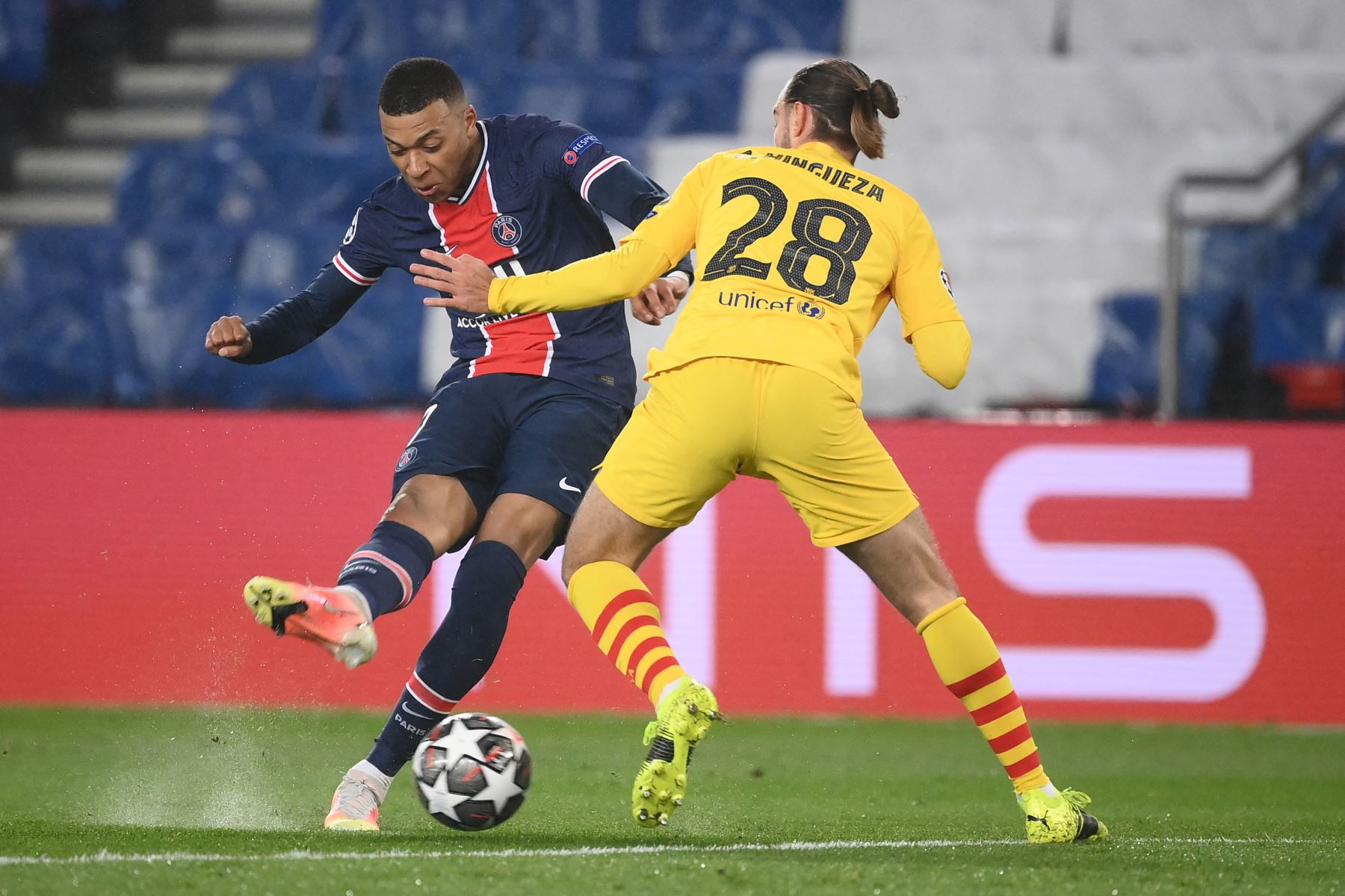 El delantero francés del Paris Saint-Germain, Kylian Mbappé, patea el balón durante los octavos de final frente al Barcelona por la Liga de Campeones de la UEFA. Foto: AFP