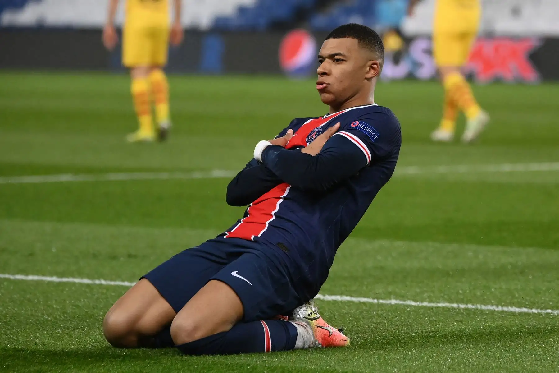 El delantero francés del Paris Saint-Germain, Kylian Mbappé, celebra tras marcar un penalti durante los octavos de final de la Liga de Campeones de la UEFA. Foto: AFP