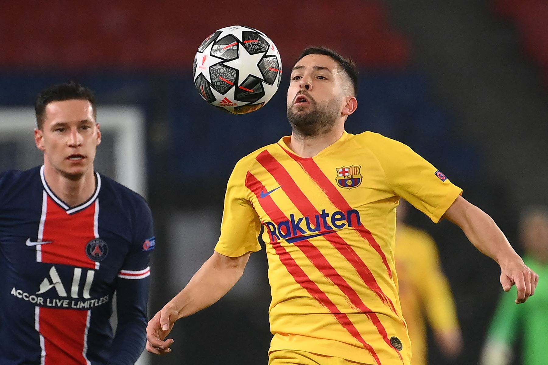 El centrocampista alemán del Paris Saint-Germain Julian Draxler lucha por el balón con el defensor español del Barcelona Jordi Alba durante la ronda de la Liga de Campeones de la UEFA. Foto: AFP