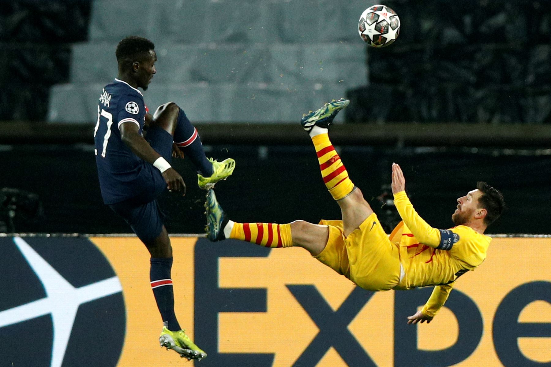 Idrissa Gueye del Paris Saint Germain y Lionel Messi  del Barcelona en acción durante la ronda de la Liga de Campeones de la UEFA, en el estadio Parc des Princes en París, Francia. Foto: EFE