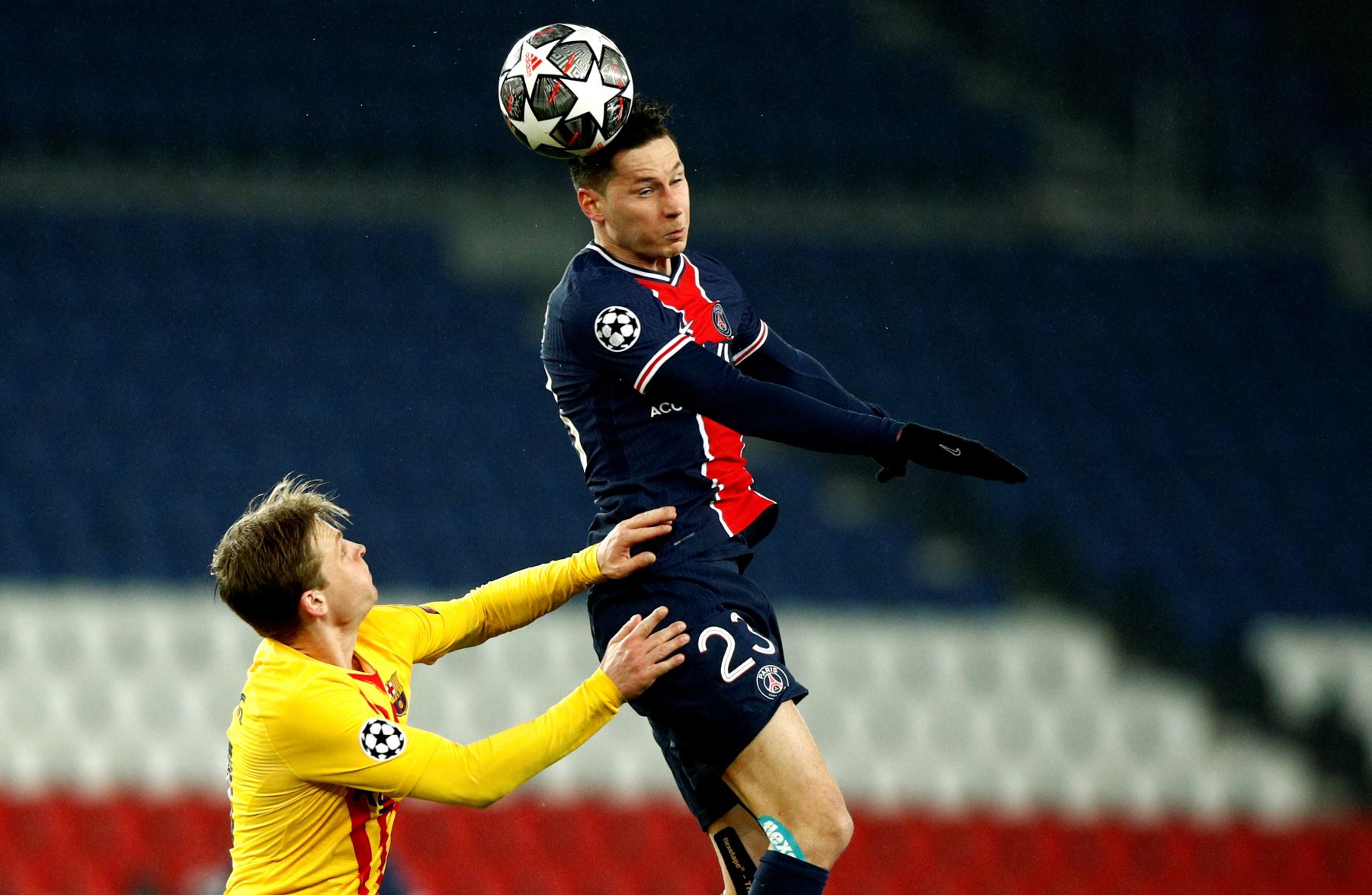 Julian Draxler del Paris Saint Germain y Frenkie de Jong del Barcelona en acción durante los octavos de final de la Liga de Campeones de la UEFA. Foto: EFE