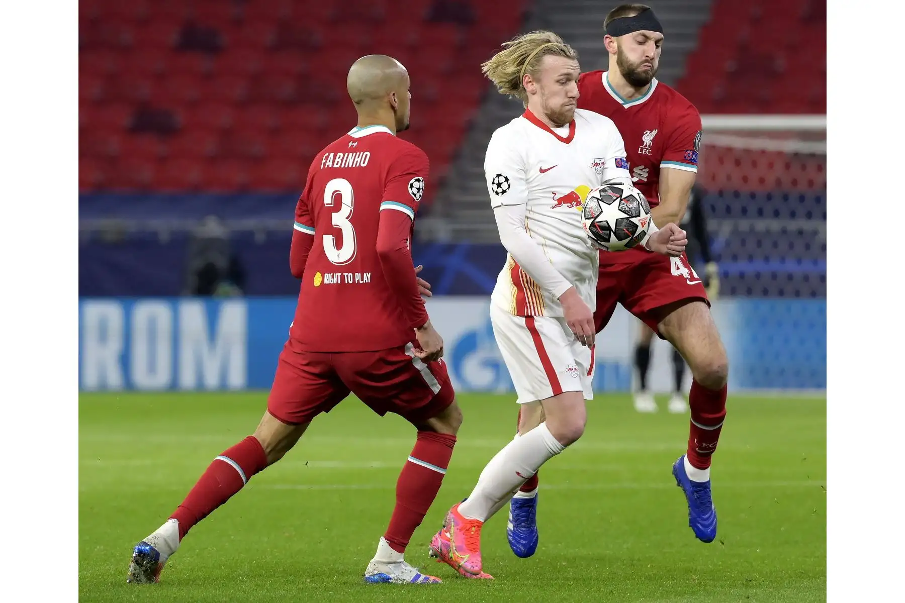 Emil Forsberg de RB Leipzig lucha por el balón con Fabinho y Nathaniel Phillips de Liverpool durante partido por los octavos de final de la UEFA Champions League. Foto: EFE